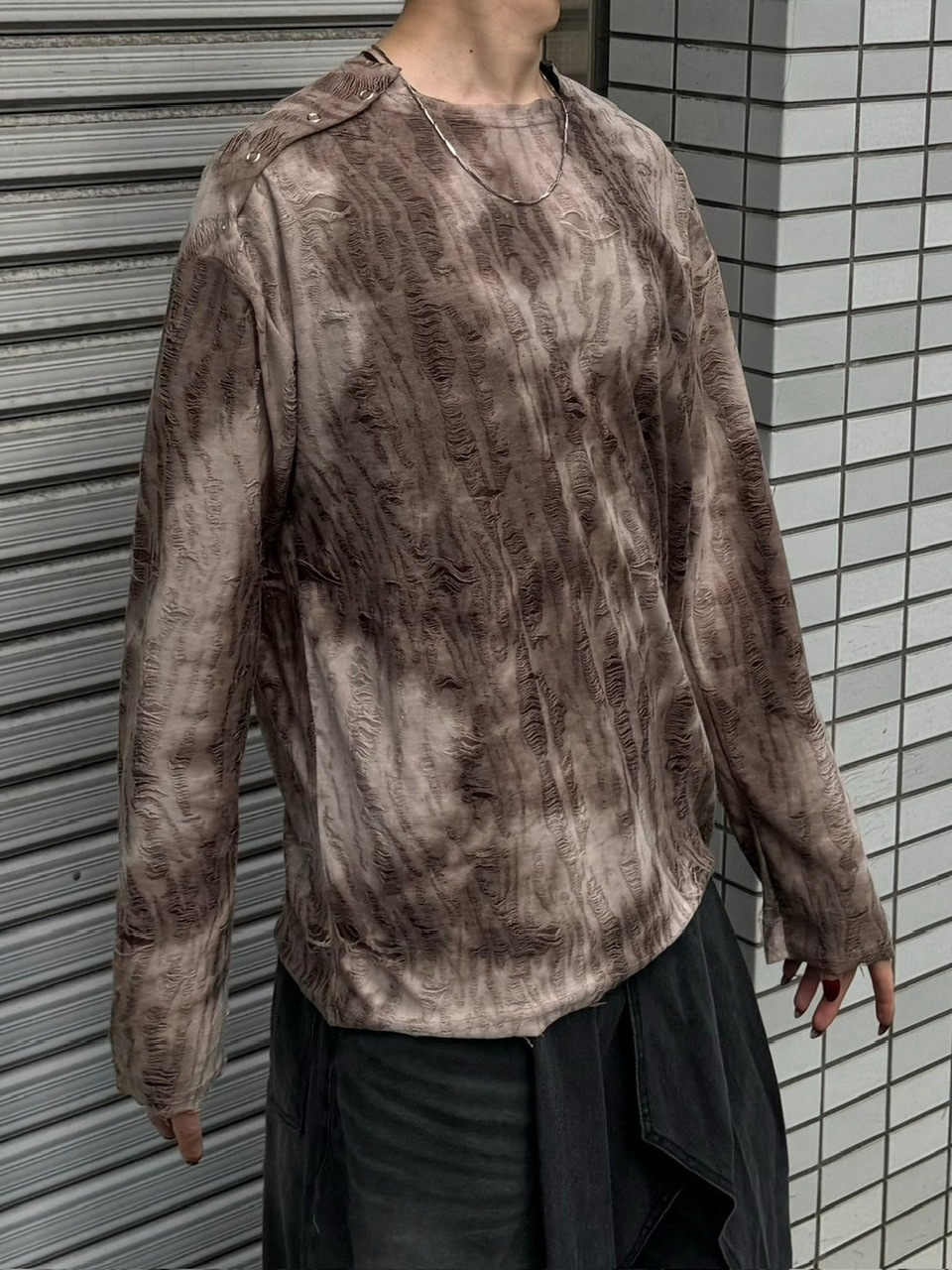 受注制【Chikashitsu +】shoulder button grunge knit (2color)