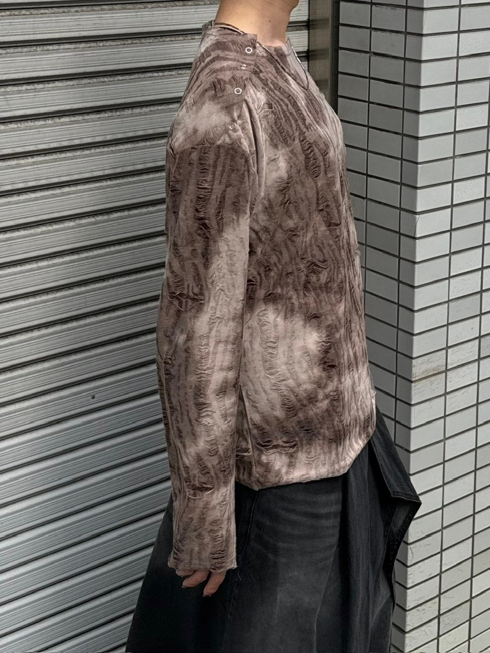 受注制【Chikashitsu +】shoulder button grunge knit (2color)