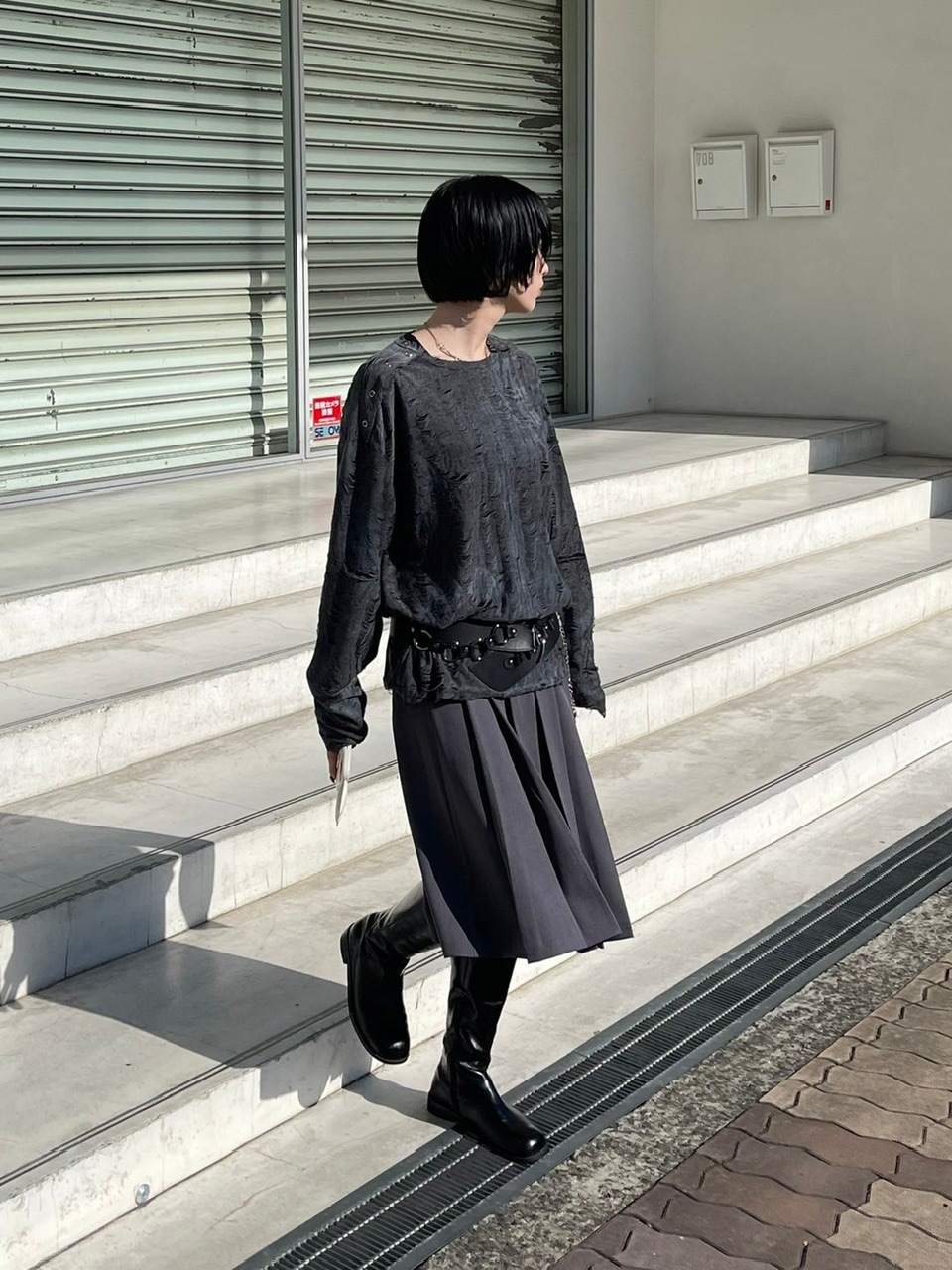 受注制【Chikashitsu +】shoulder button grunge knit (2color)