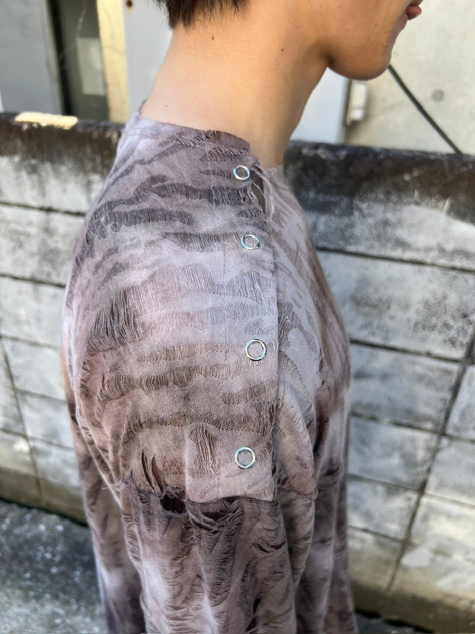 受注制【Chikashitsu +】shoulder button grunge knit (2color)