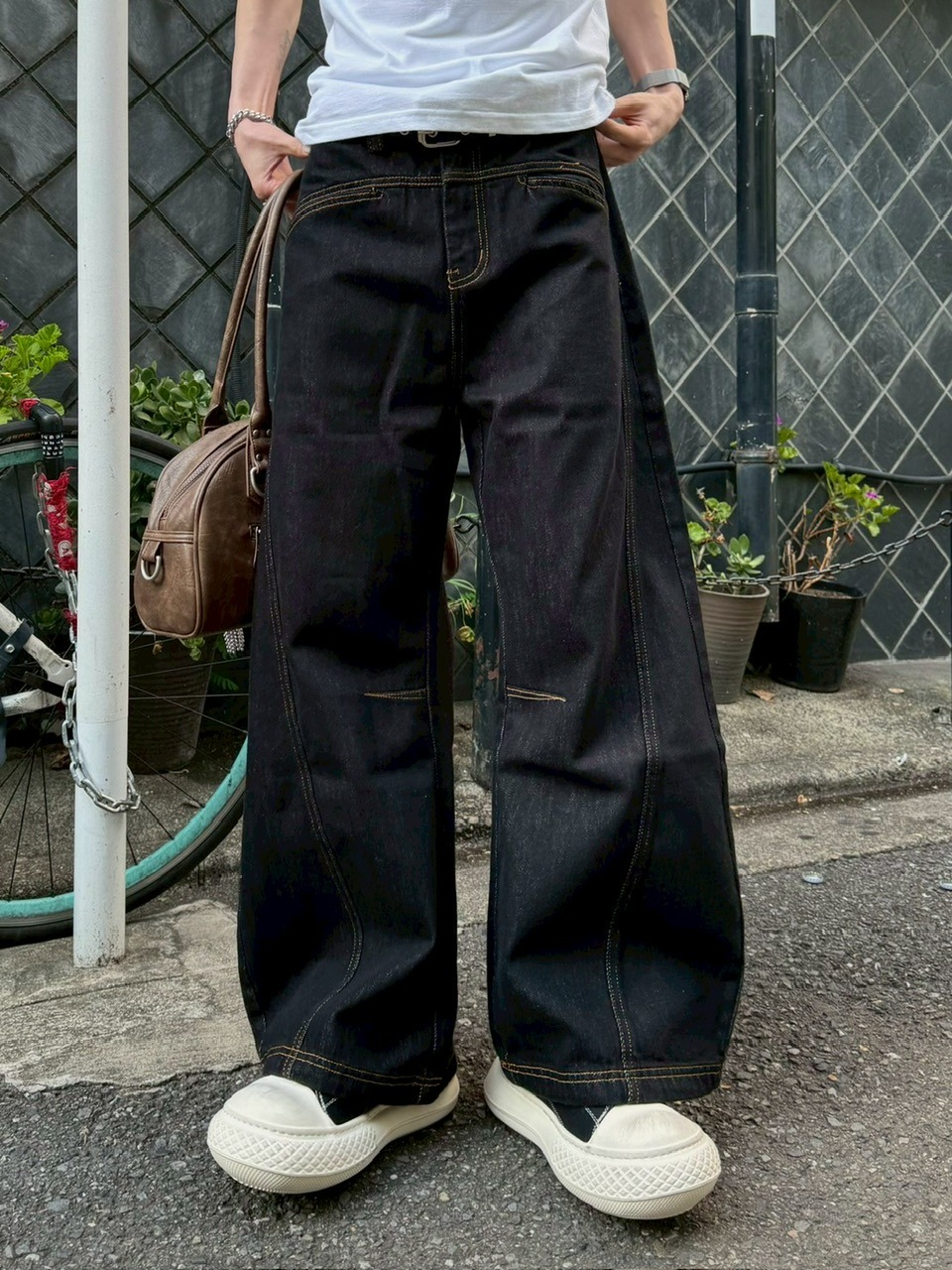 受注制【Chikashitsu +】lilting stitch curve denim pants / 【チカシツプラス】リルティングステッチカーブデニムパンツ