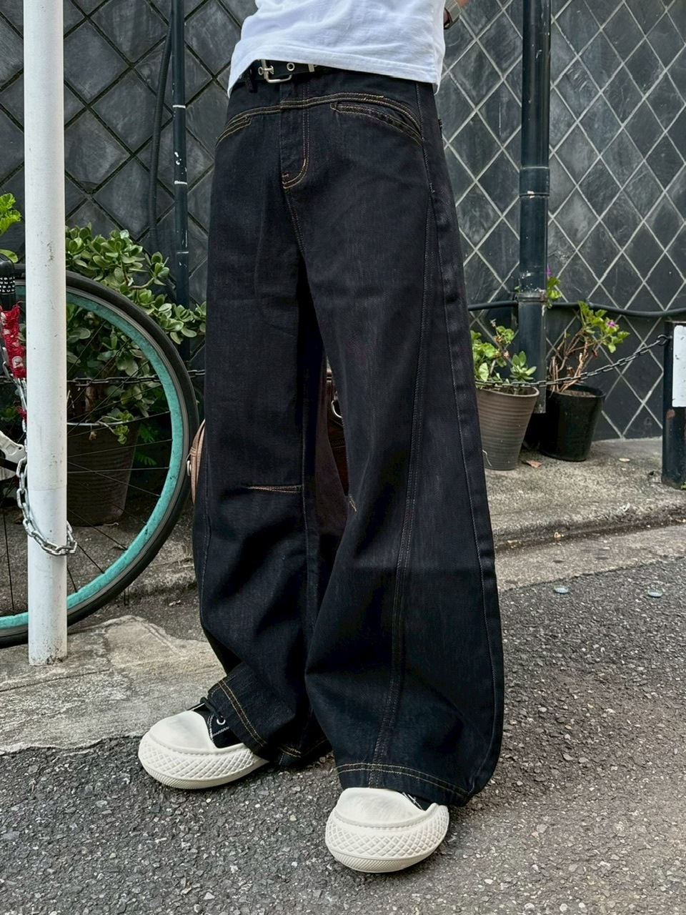 受注制【Chikashitsu +】lilting stitch curve denim pants / 【チカシツプラス】リルティングステッチカーブデニムパンツ