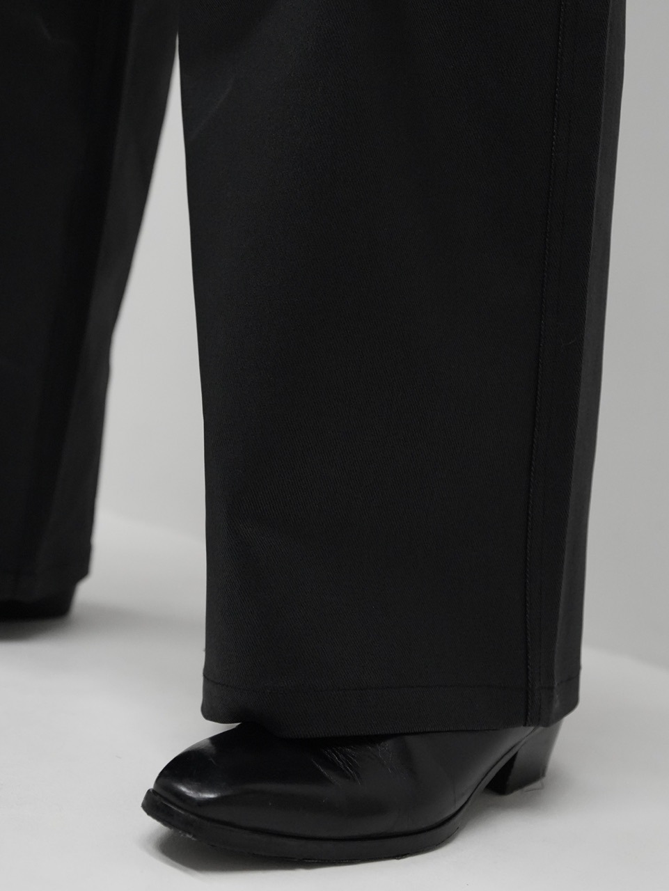 【CS】COATED WIDE DENIM PANTS (BLACK)