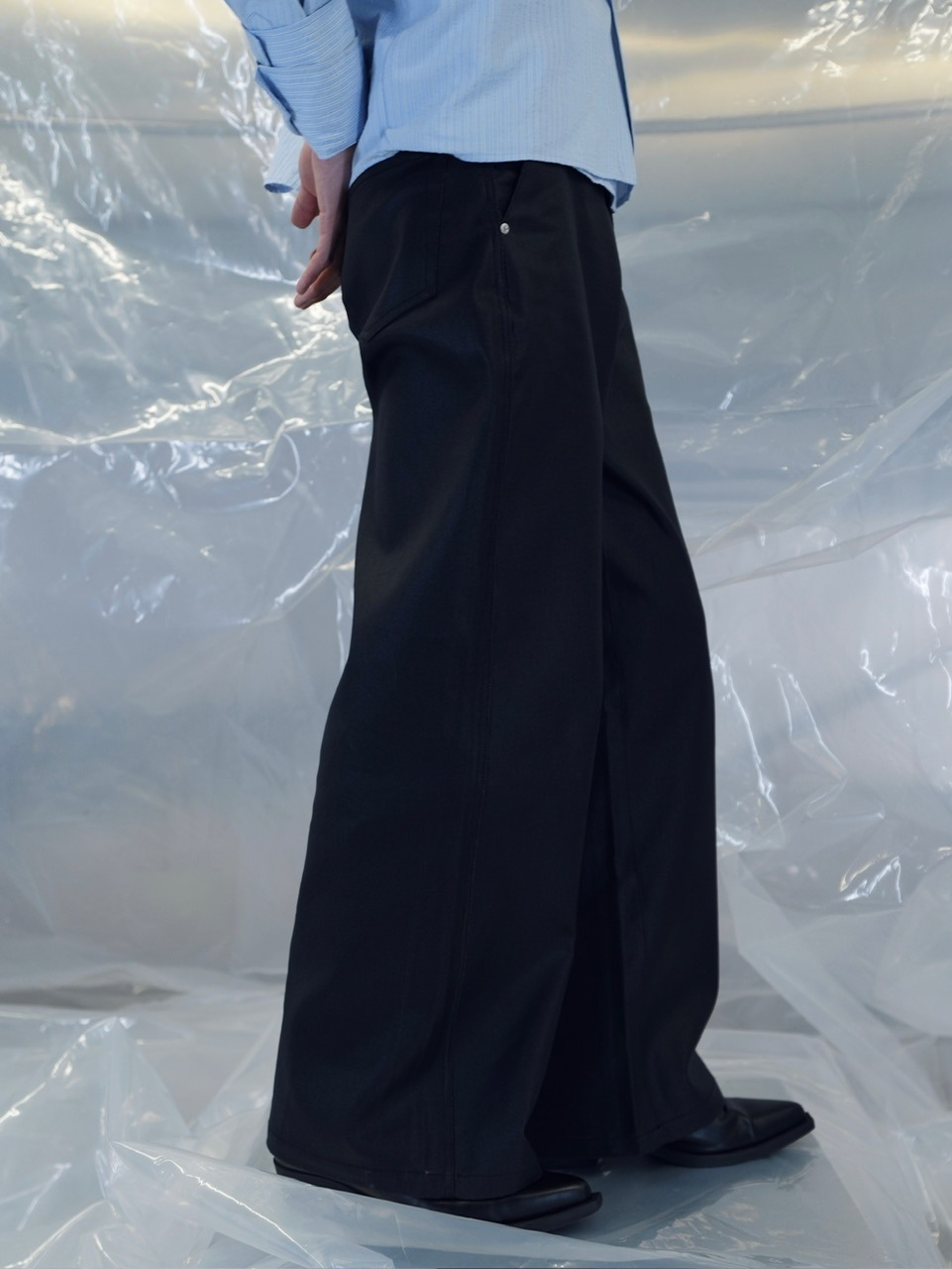 【CS】COATED WIDE DENIM PANTS (BLACK)