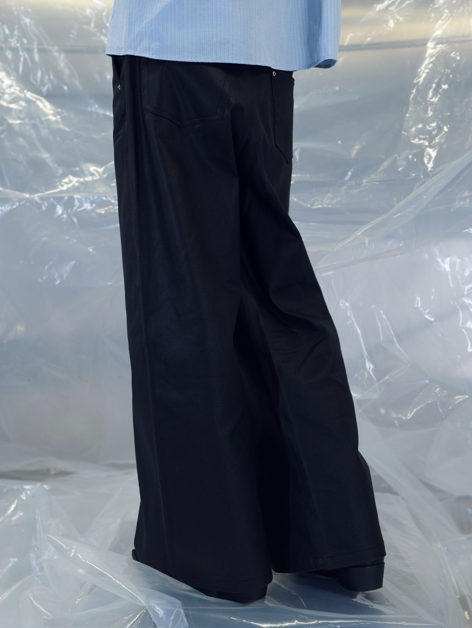 【CS】COATED WIDE DENIM PANTS (BLACK)