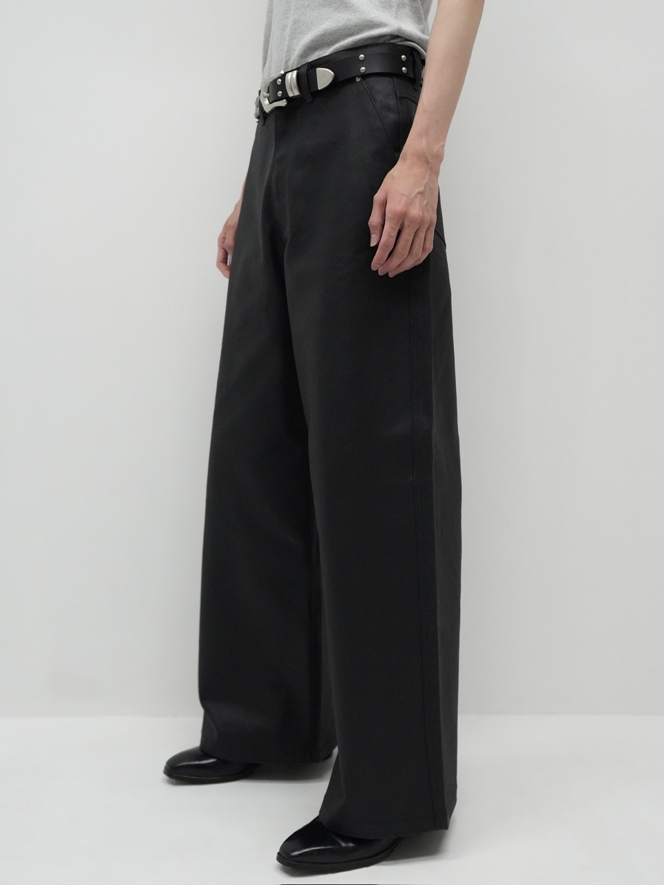【CS】COATED WIDE DENIM PANTS (BLACK)