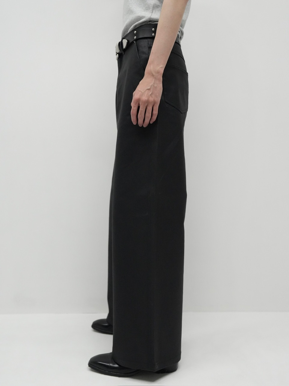 【CS】COATED WIDE DENIM PANTS (BLACK)