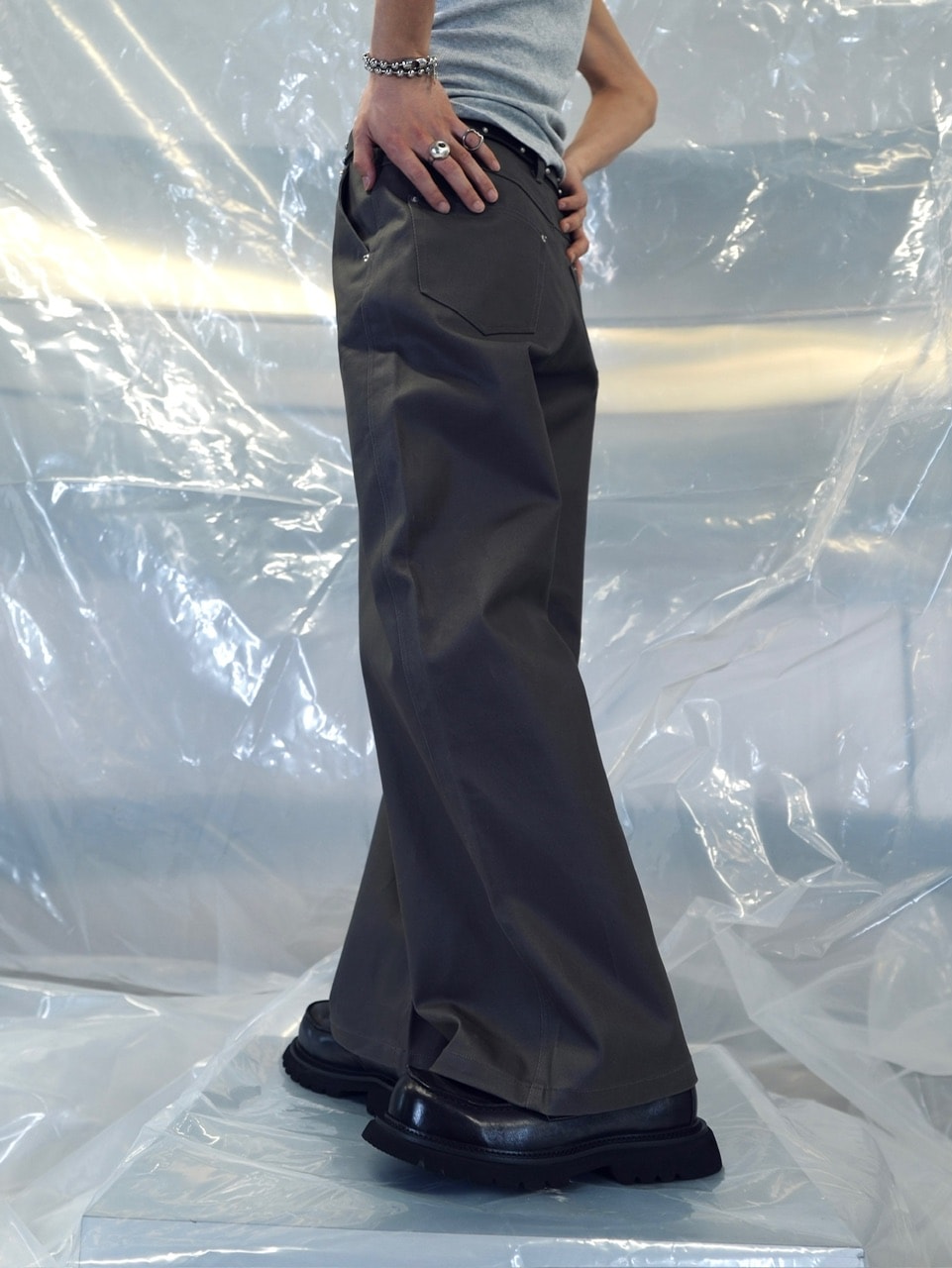 CS】COATED WIDE DENIM PANTS (CHARCOAL) | OUR BRAND,Chikashitsu +