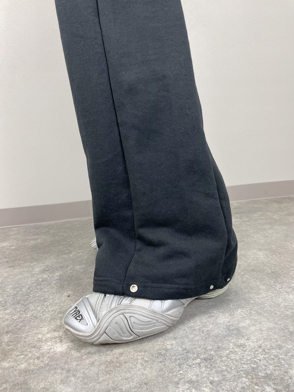 受注制【Chikashitsu +】snap button sweat pants (2color)