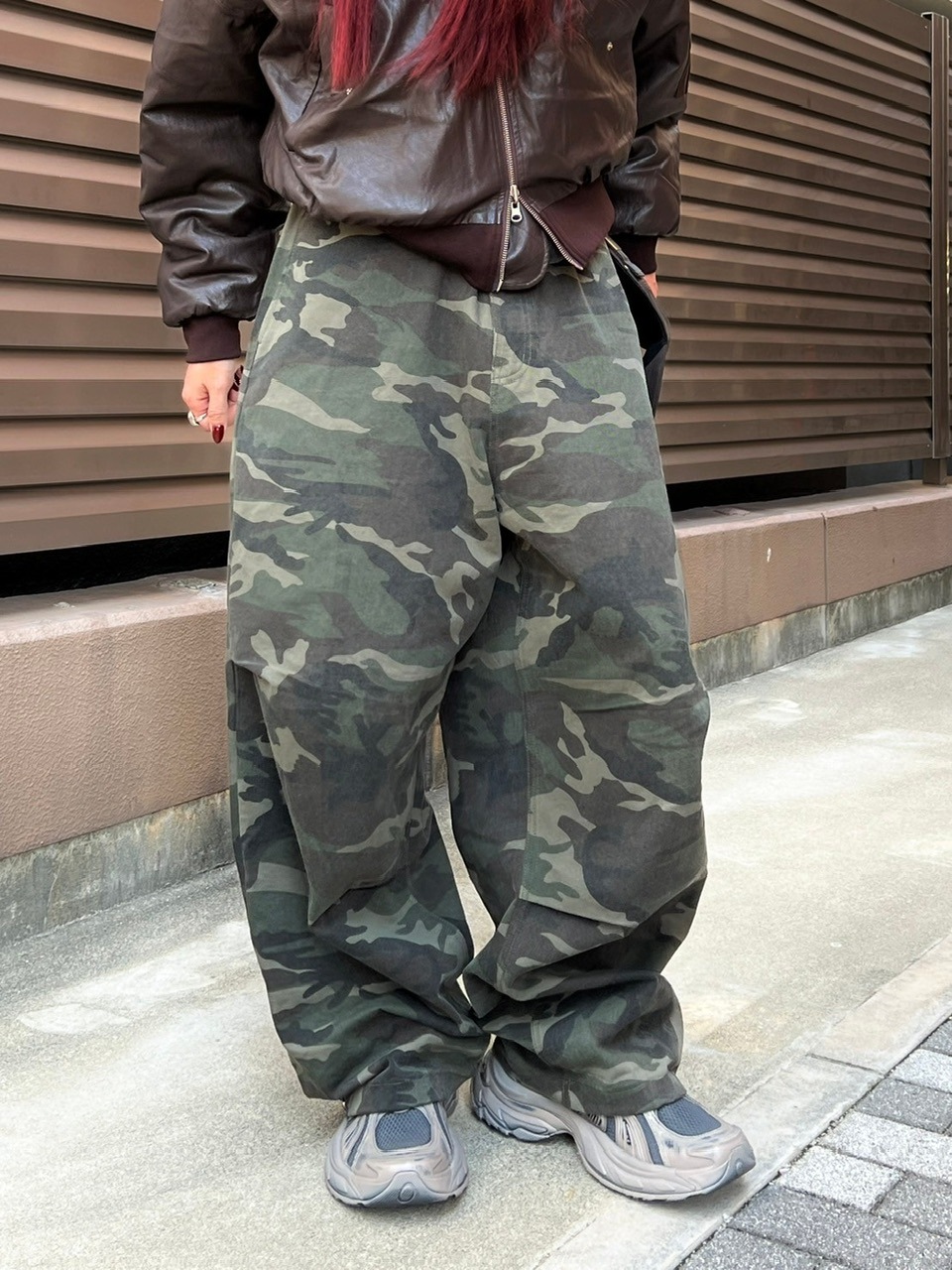 【Chikashitsu +】スナップボタンカモフラージュワイドデニムパンツ Chikashitsu＋】snap button camouflage pants
