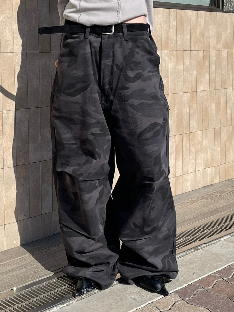 【Chikashitsu +】スナップボタンカモフラージュワイドデニムパンツ Chikashitsu＋】snap button camouflage pants