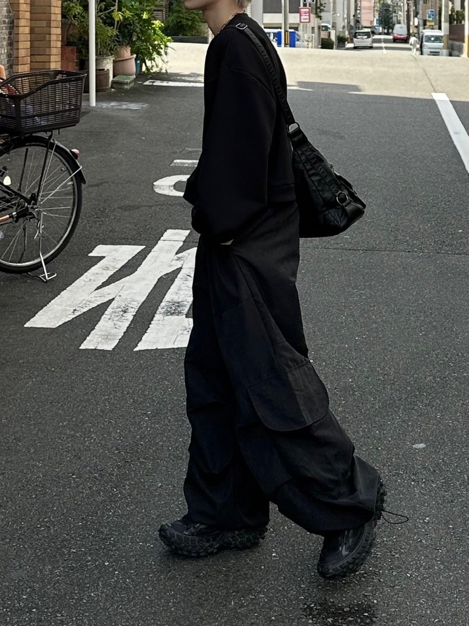 受注制【Chikashitsu +】unisex cropped balloon sweat (3color)