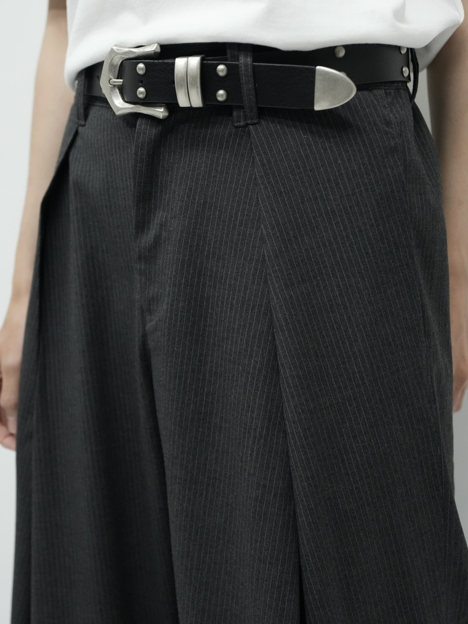 CS】stripe cross tuck drape slacks (black) | OUR BRAND