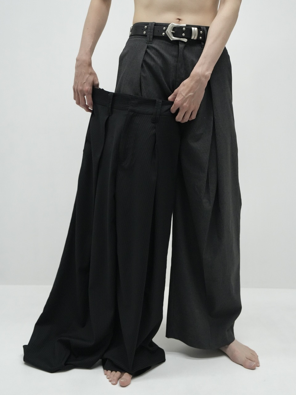 【CS】✨新作✨stripe cross tuck drape slacks CS】stripe cross tuck drape slacks (black) | OUR BRAND