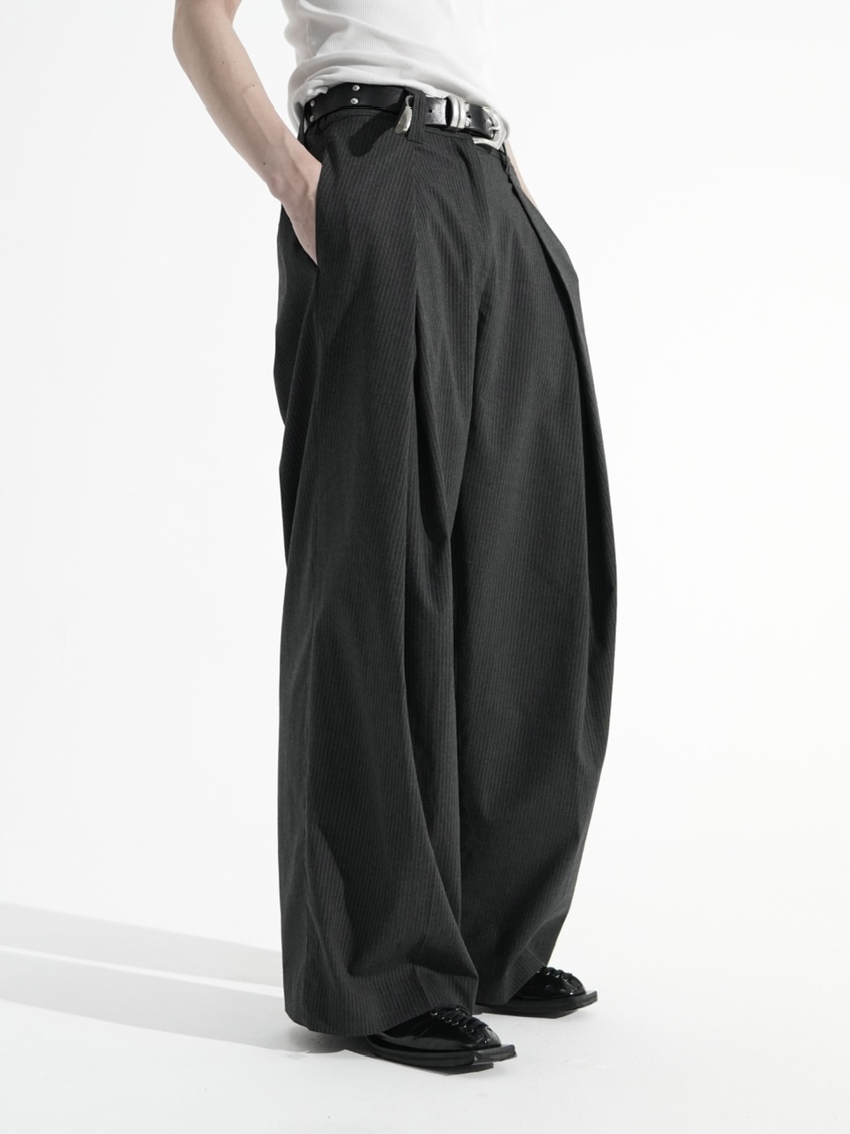 CS】stripe cross tuck drape slacks (gray) | OUR BRAND,Chikashitsu