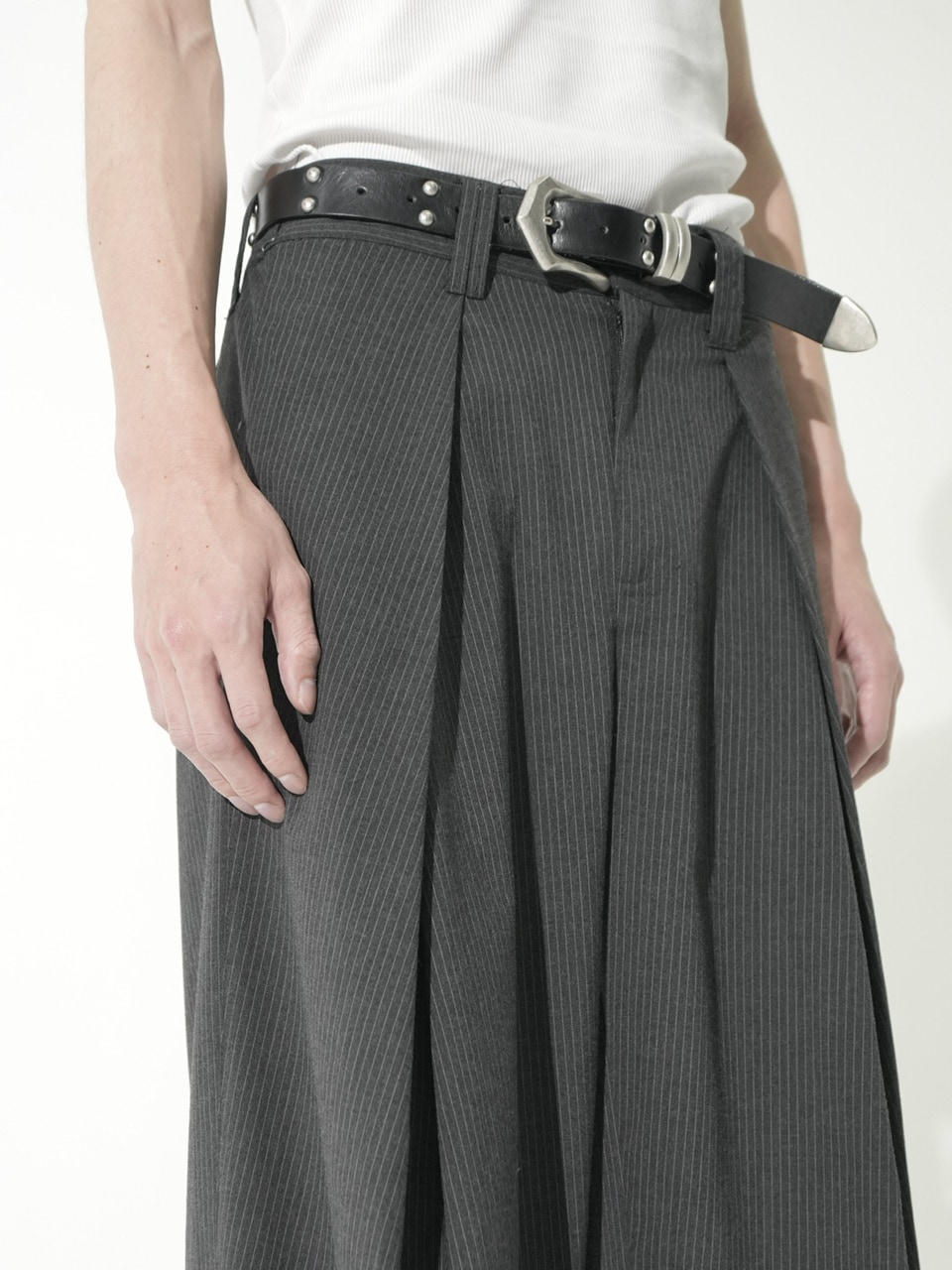 CS】stripe cross tuck drape slacks (gray) | OUR BRAND,Chikashitsu