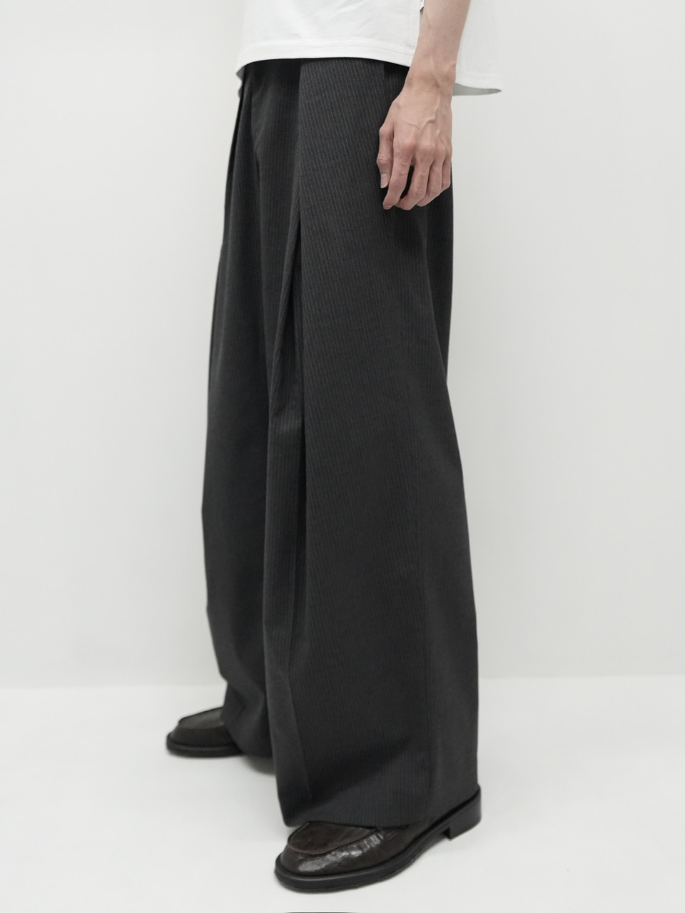 CS】stripe cross tuck drape slacks (gray) | OUR BRAND