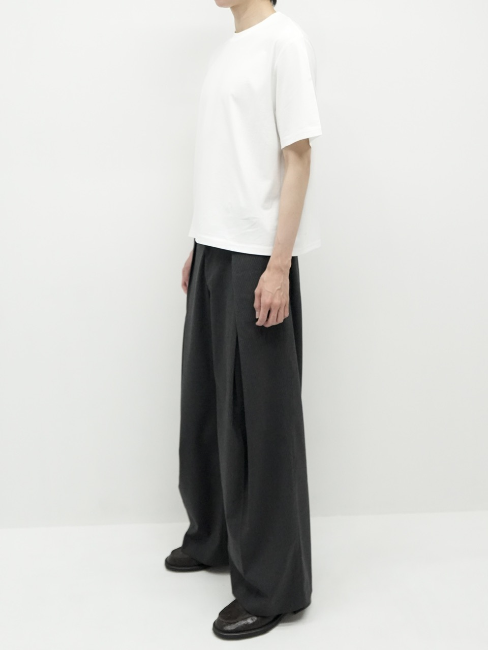 【CS】✨新作✨stripe cross tuck drape slacks CS】stripe cross tuck drape slacks (navy) | OUR BRAND