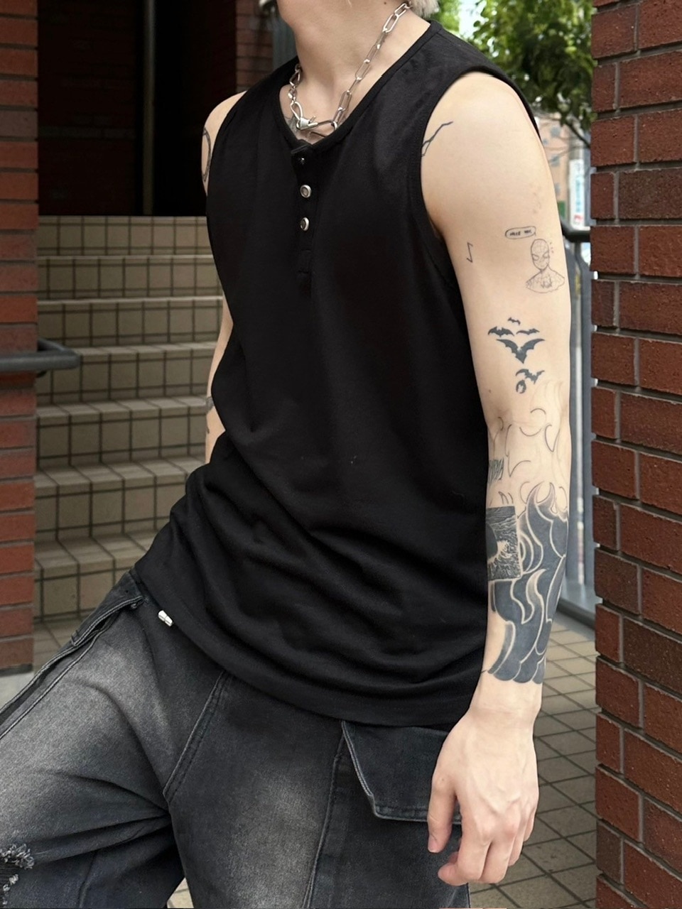 VALLAD V.HENRY NECK io kohjiya着用 V HENRY NECK L/S サイズL VALLAD V HENRY NECK L/S ブラック iO