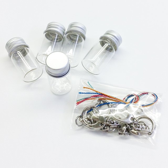 ミニガラス瓶キーホルダー　50個 Amazon.co.jp: FOMIYES 3個 透明なガラス瓶のペンダント 香水