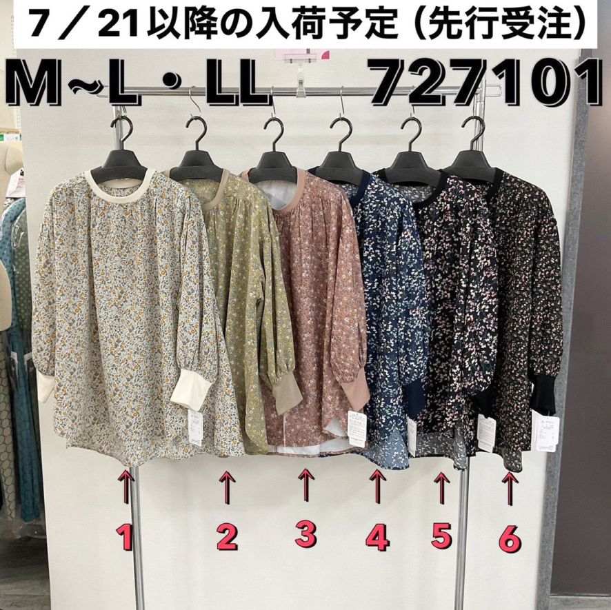P000  【7/21～以降入荷予定】小花柄クルーネックブラウス（48-727101）
