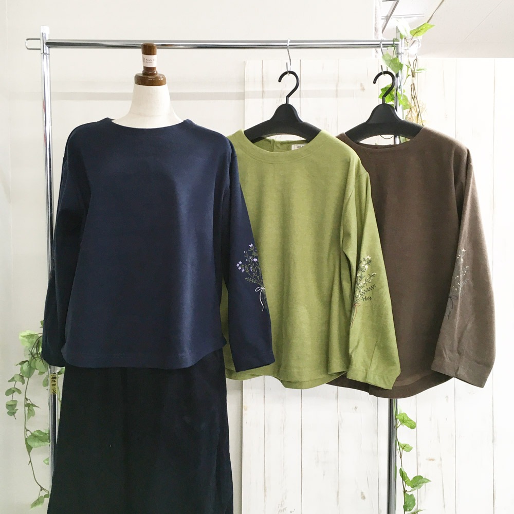 P000 ブラッシュドツイルニット袖花刺しゅうPO（F2KA-710755）