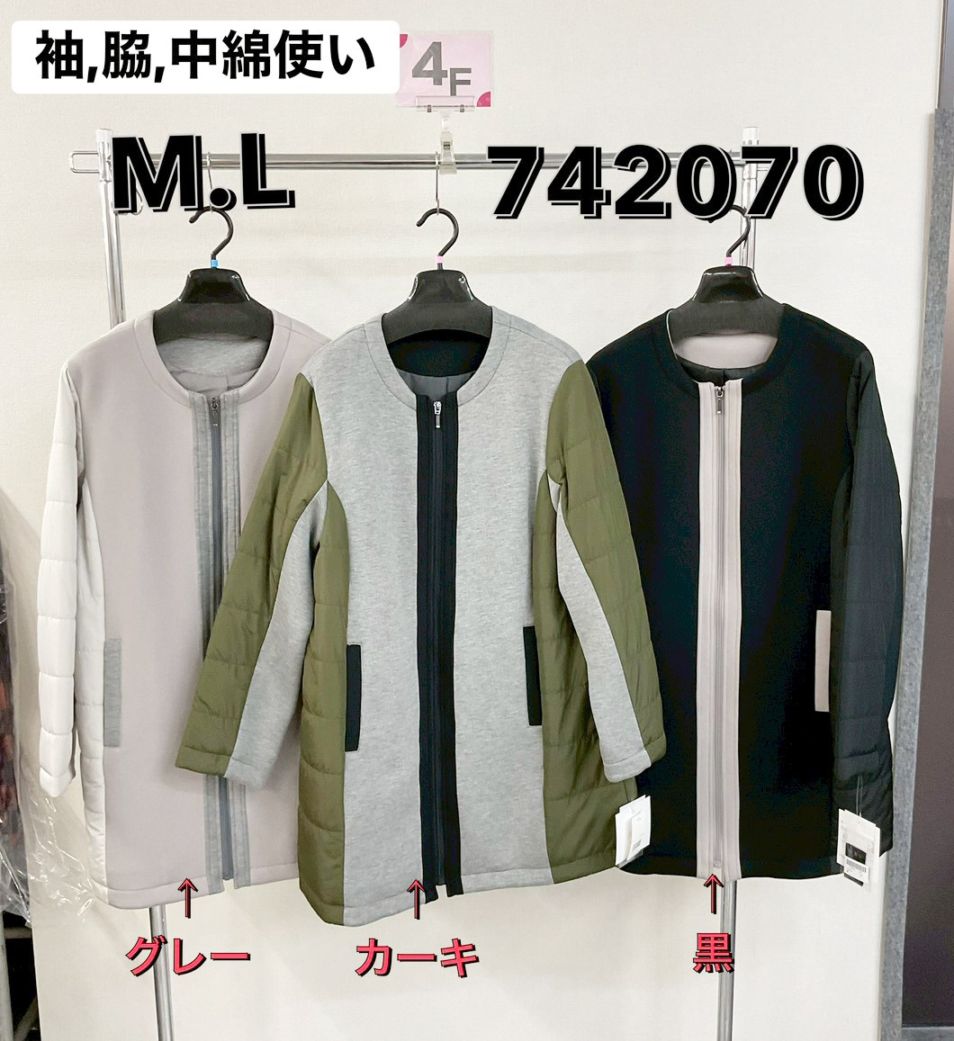 P000  袖脇中綿使いバイカラーコート（48-742070）