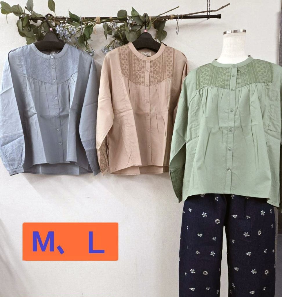 P000 刺しゅう生地切替 ノーカラーブラウス（F2KA-760425）