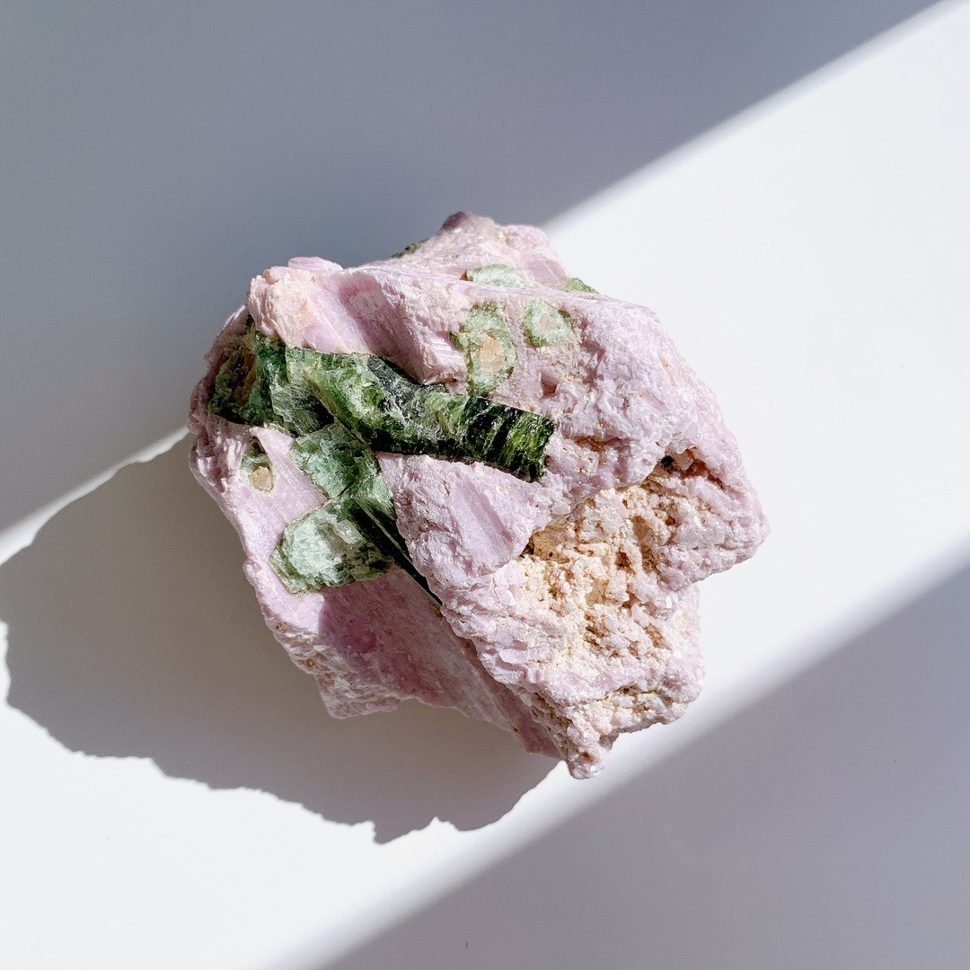 グリーントルマリンonレピドライト 原石