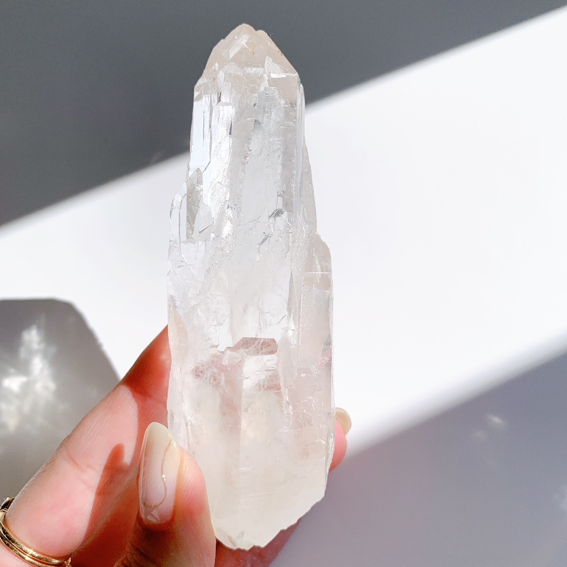 龍脈の精髄 虹入りカテドラル水晶 「純白の守護」（売上の一部は保護猫活動に使用） 龍脈の精髄 ― 虹入りカテドラル水晶 （売上の一部は保護猫活動に