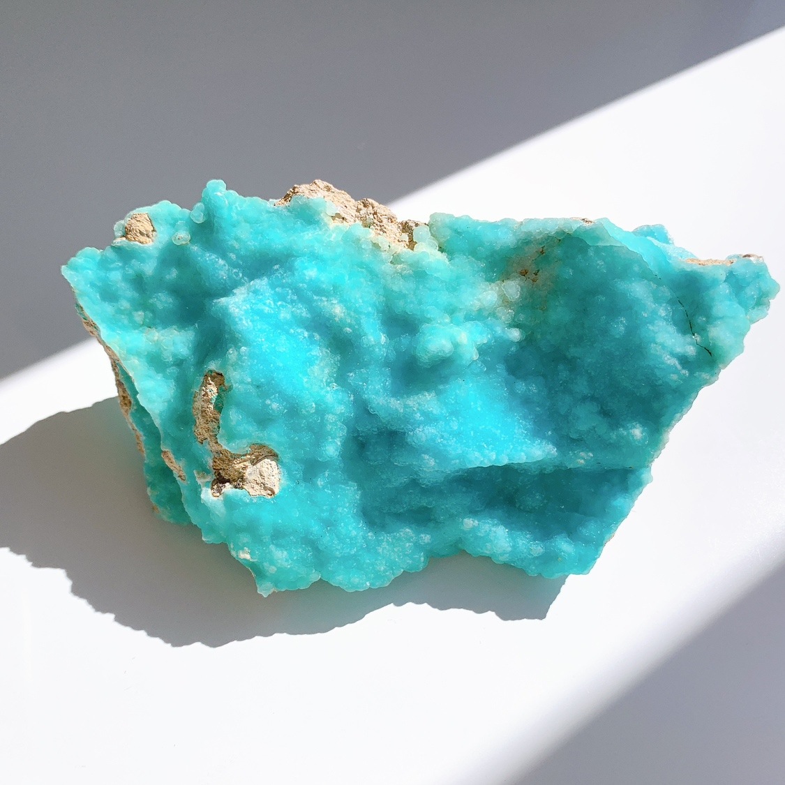 【新品】透明感のある海の青と島のような模様もあるヘミモルファイトスフィア 鮮やかなスカイブルーの宝石ヘミモルファイトとは？特徴から