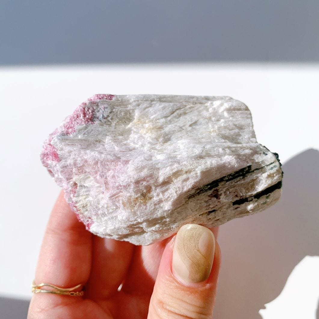 ピンクトルマリンonフェルドスパー 原石 インディゴライト付き