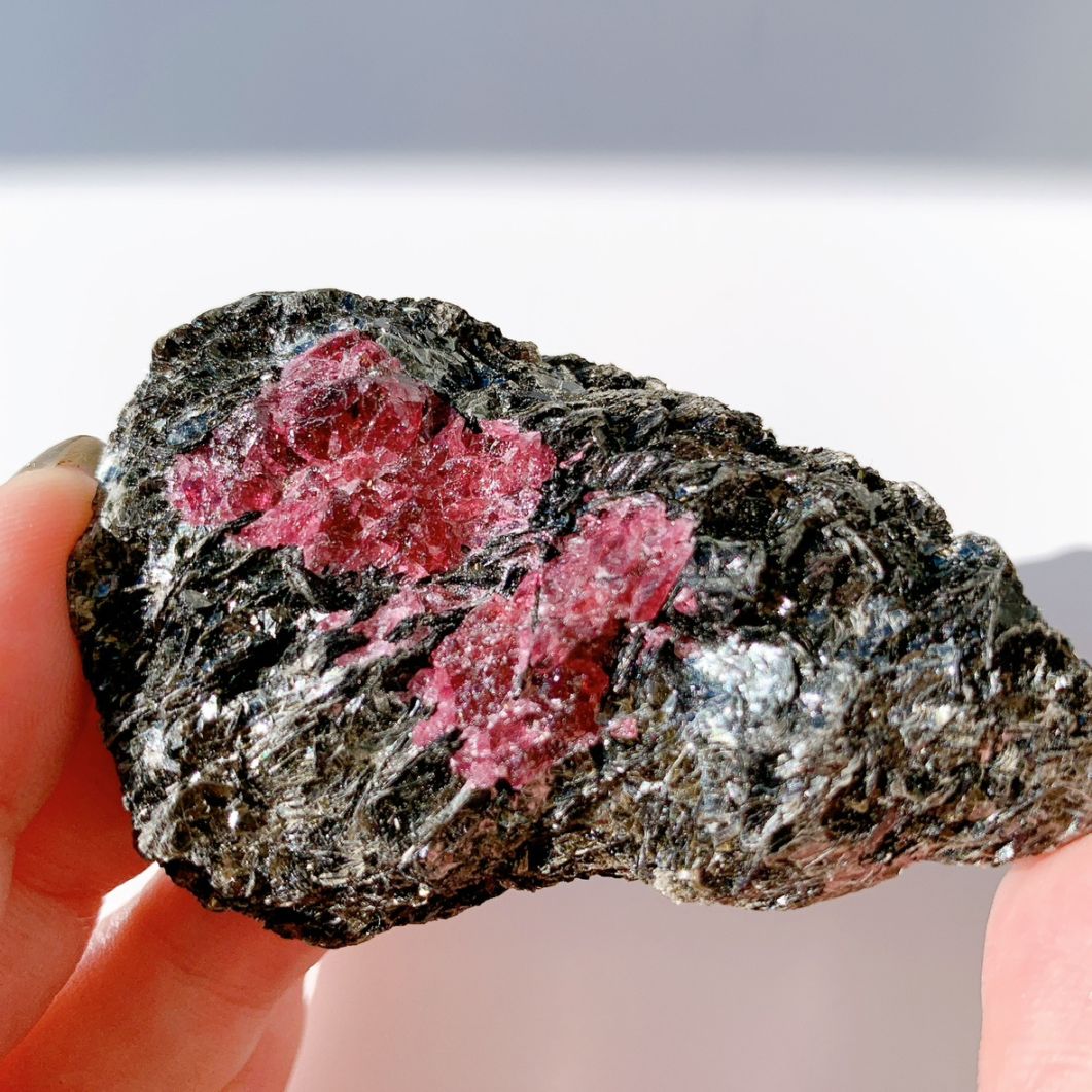 ガーネットonバイオタイト 原石