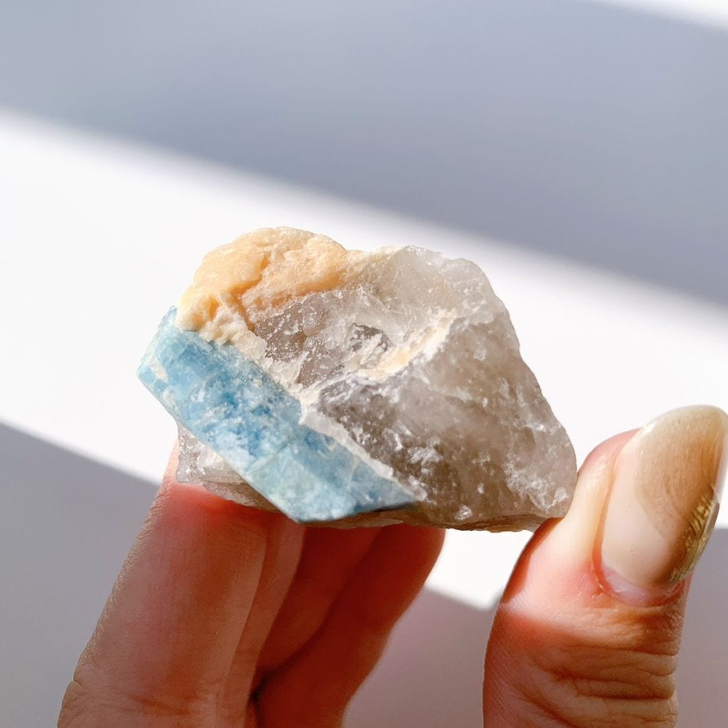 アクアマリン 原石 母岩付き　
