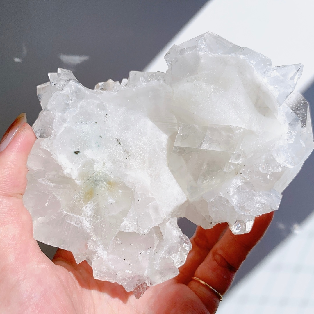 アポフィライトwithスティルバイトwithカルサイト 原石 | 原石