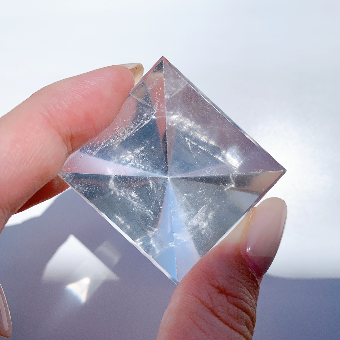 クリスタル水晶の珍しいピラミッド型置物 楽天市場】天然 水晶 ピラミッド クリスタル 置物 インテリア オブジェ