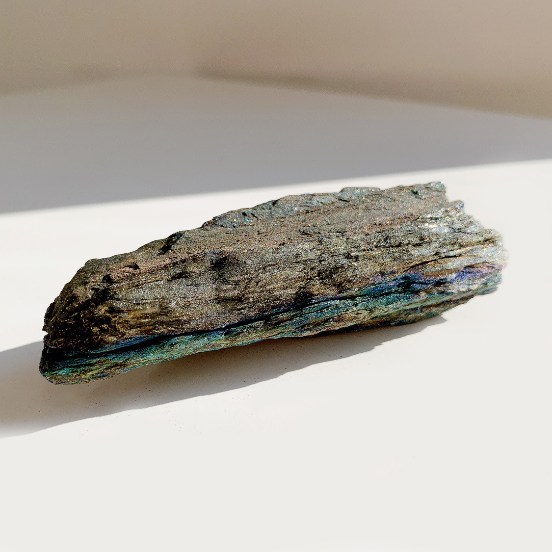 レインボーヘマタイト 原石 | マルチカラー | Crystals by Purely