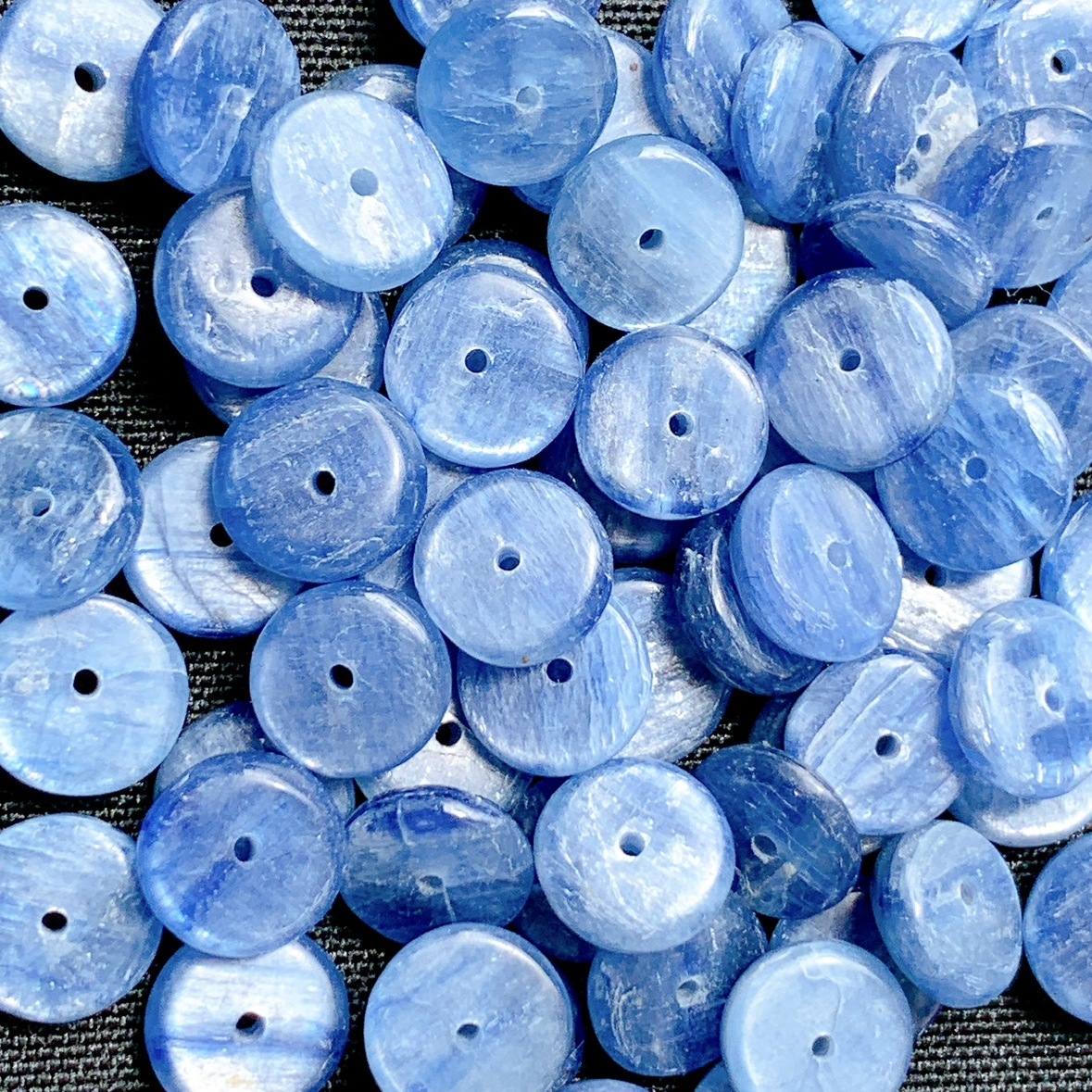 [137B]カイヤナイト ボタンカット(10mm)