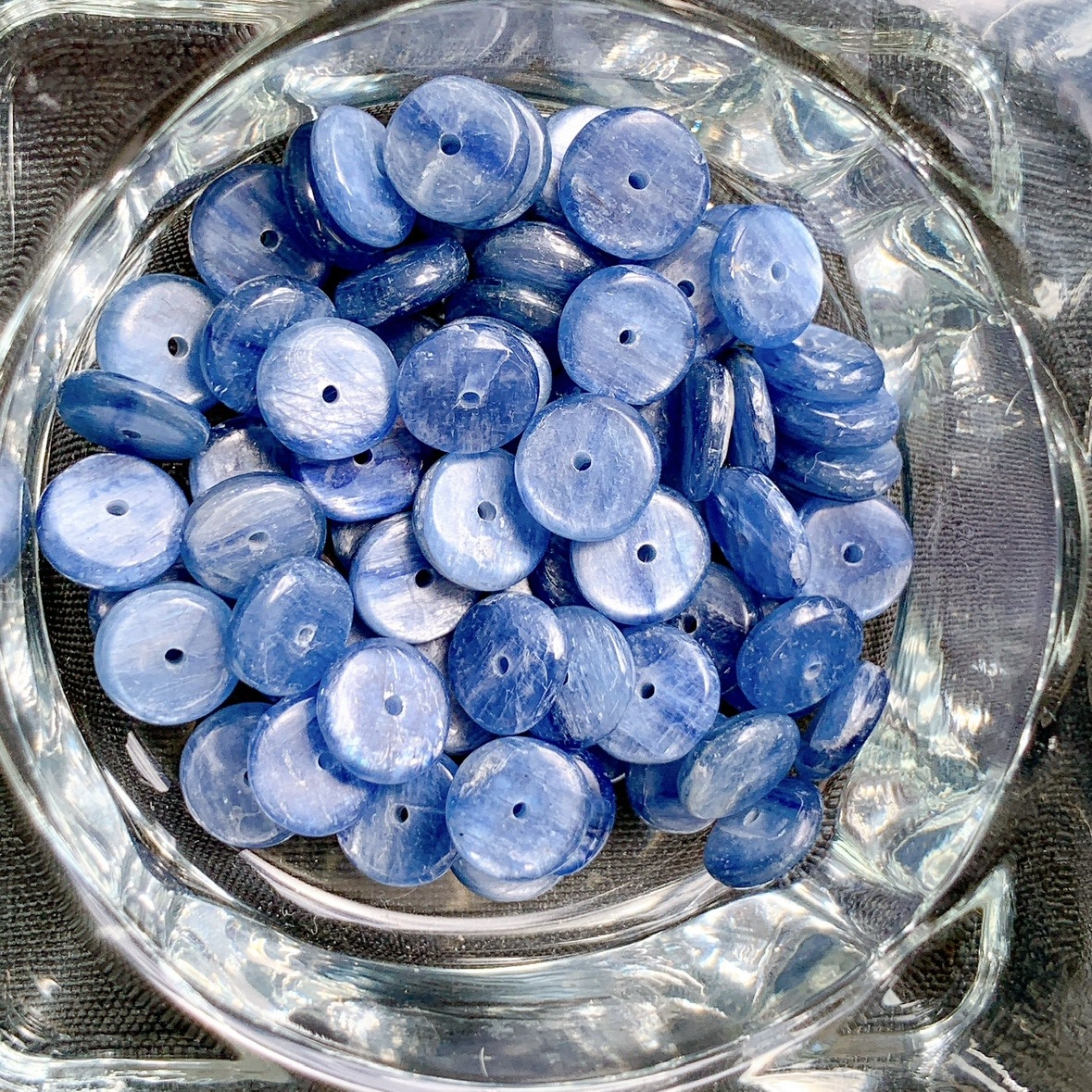 [137B]カイヤナイト ボタンカット(10mm)