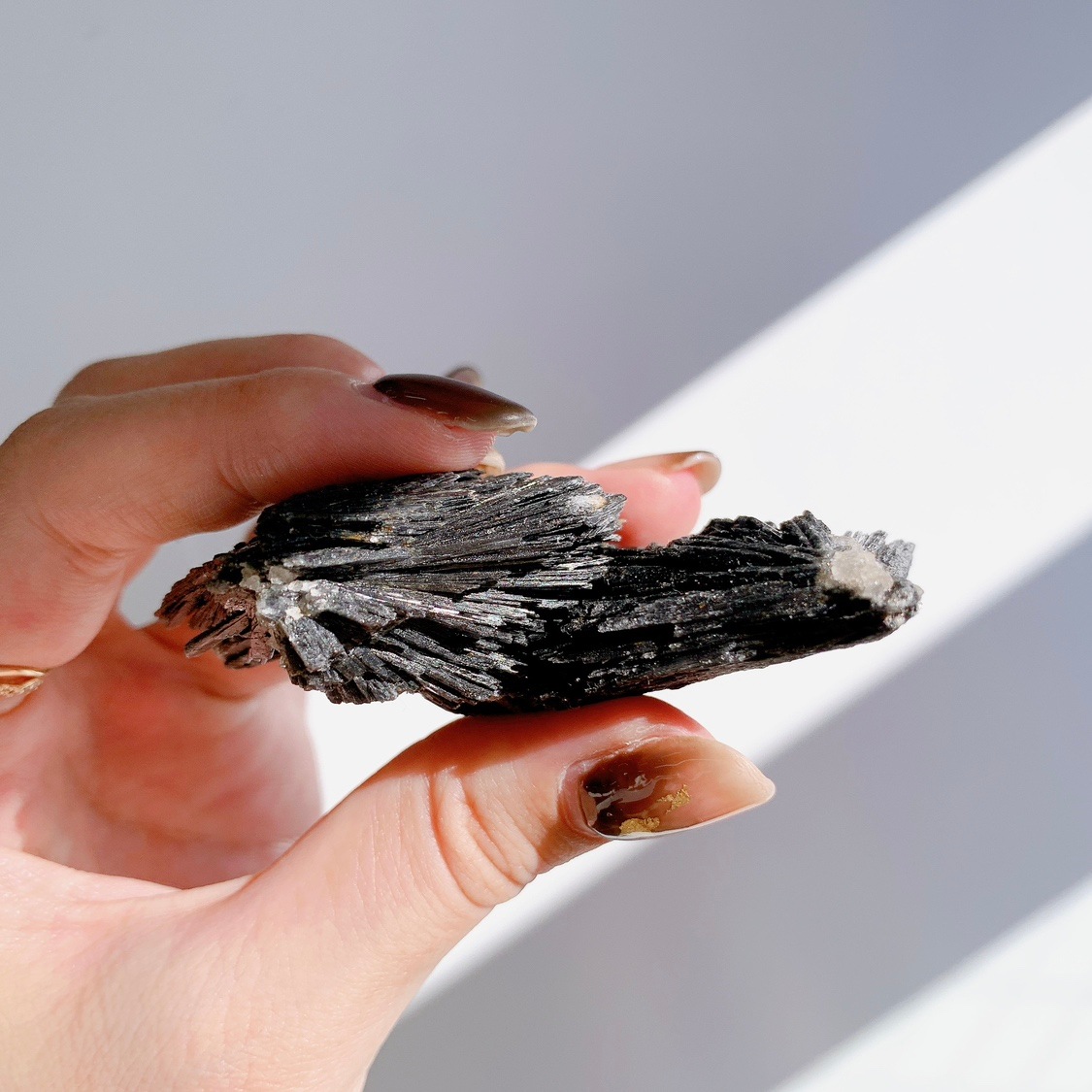 天然カイヤナイト原石（１kg）台座付 天然カイヤナイト原石(1kg)台座付き カイヤナイト 原石