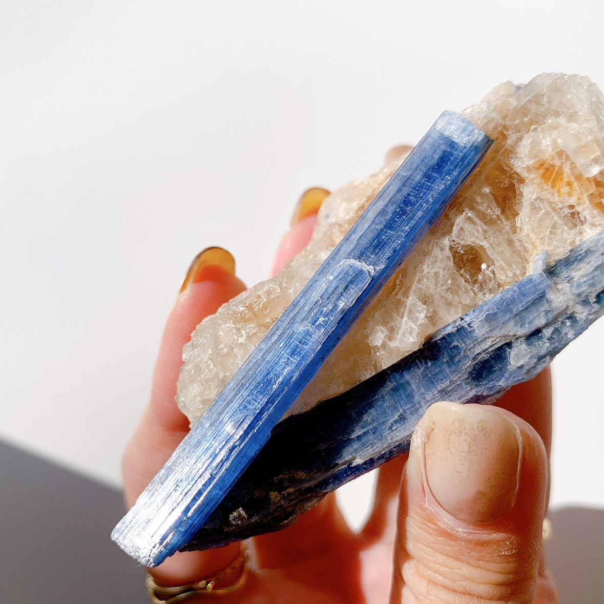 カイヤナイト 原石 母岩付き