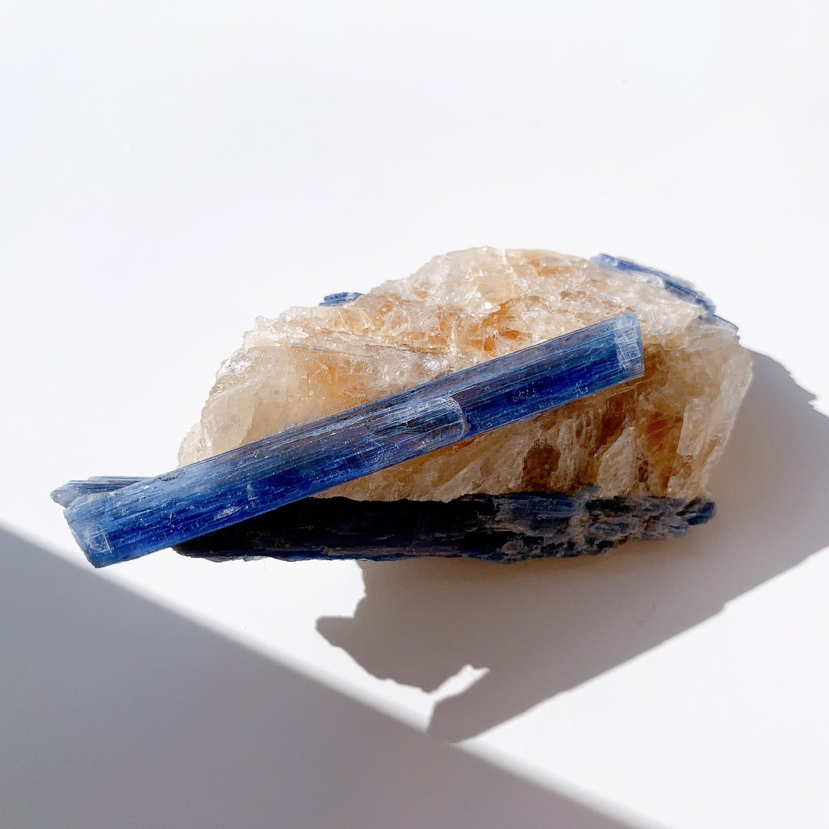 カイヤナイト 原石 母岩付き