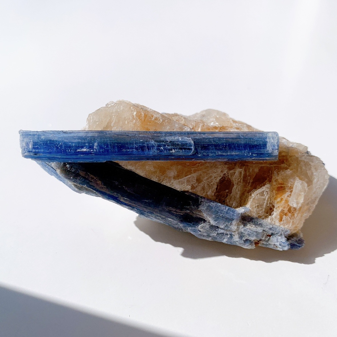 カイヤナイト 原石 母岩付き