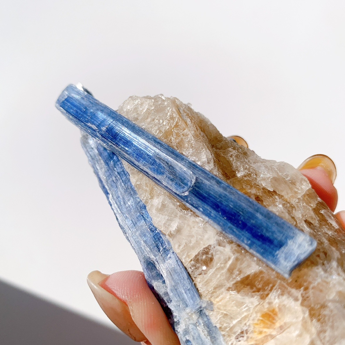 カイヤナイト 原石 母岩付き