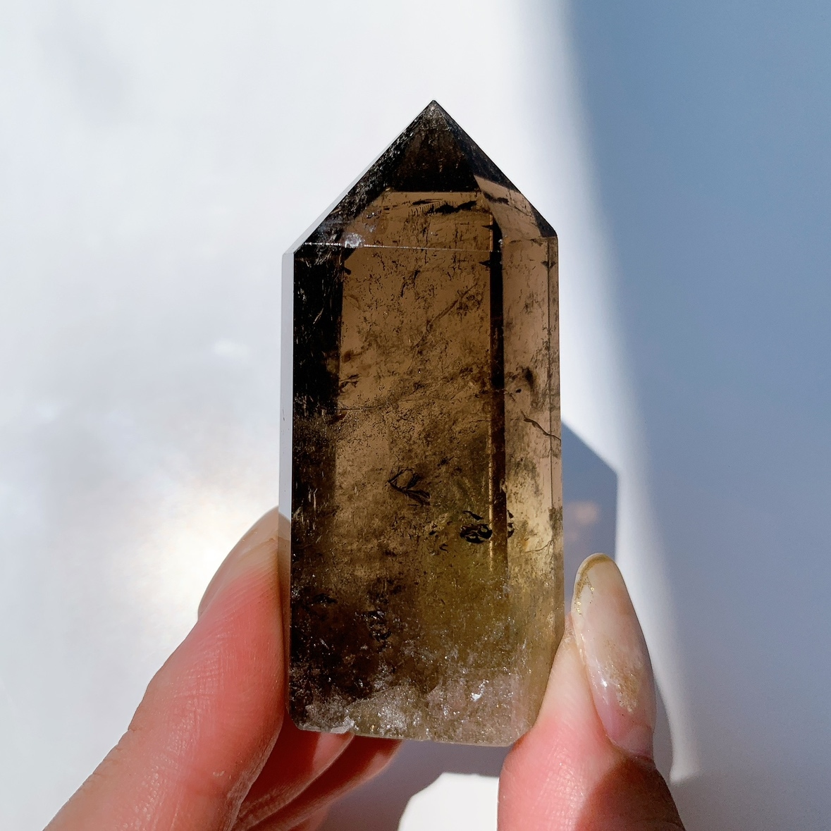 スモーキークォーツポイント木製台座付き スモーキークォーツ ポイント | 飾りやすい ポイント | Crystals by Purely