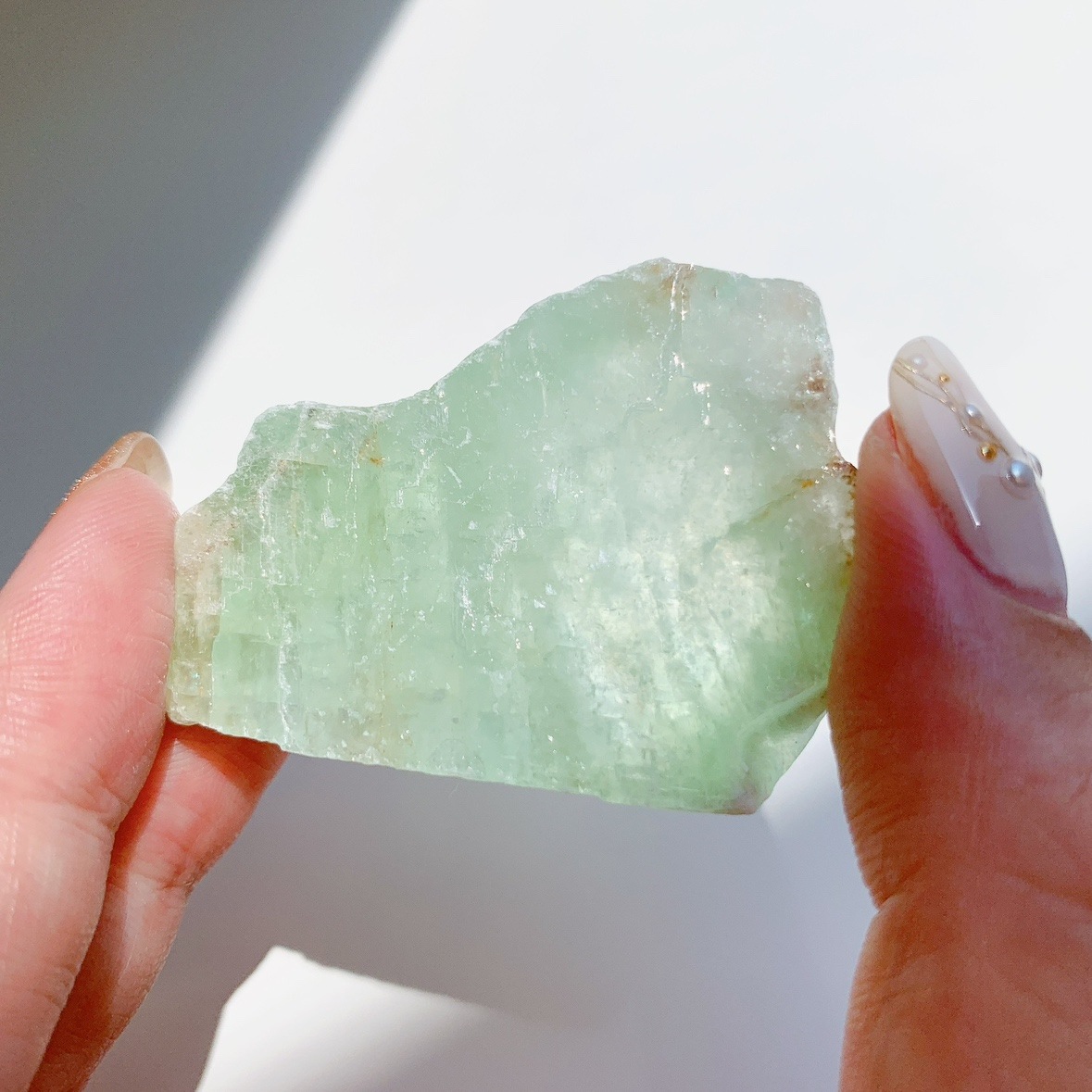 グリーンカルサイト最高品質 レインボー入 天然石 径11cm グリーンカルサイト原石ブロック | 原石 | Crystals by Purely