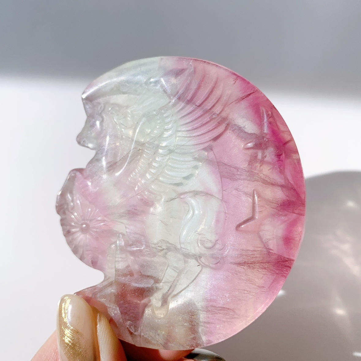 天然石【 レインボーフローライト】のユニコーンの置物ですサイズは約14㌢×12㌢ 天然石【 レインボーフローライト】のユニコーンの置物ですサイズは約