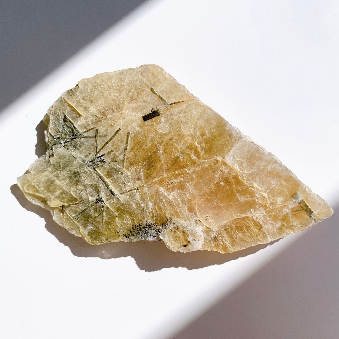 白 アルバイト 母岩 黒 トルマリン付き