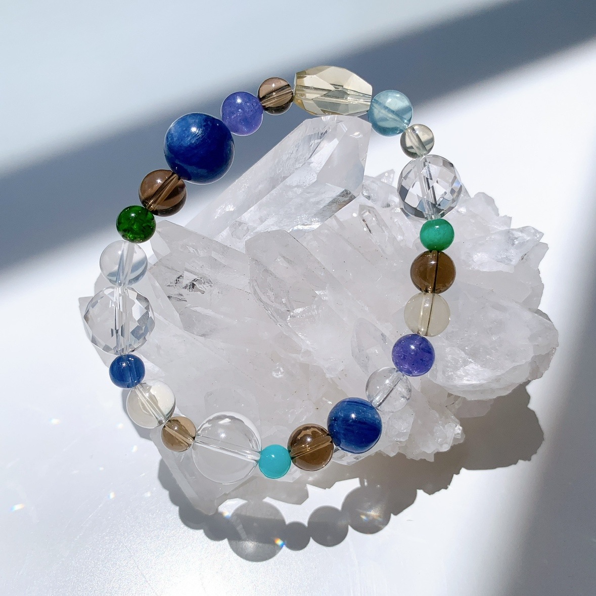 [111Y]カイヤナイト,スモーキークォーツ,ダイオプテーズ,ミルキークォーツ,水晶,レモンオーラ,レモンクォーツ,アマゾナイト,タンザナイト,クリソプレーズ,アクアマリン,コスモオーラ ブレスレット