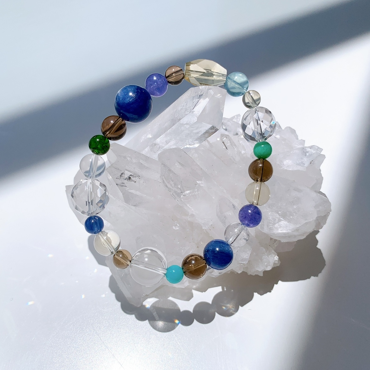 [111Y]カイヤナイト,スモーキークォーツ,ダイオプテーズ,ミルキークォーツ,水晶,レモンオーラ,レモンクォーツ,アマゾナイト,タンザナイト,クリソプレーズ,アクアマリン,コスモオーラ ブレスレット